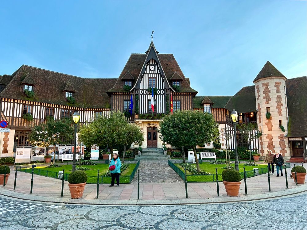 La mairie de Deauville avec son architecture typique