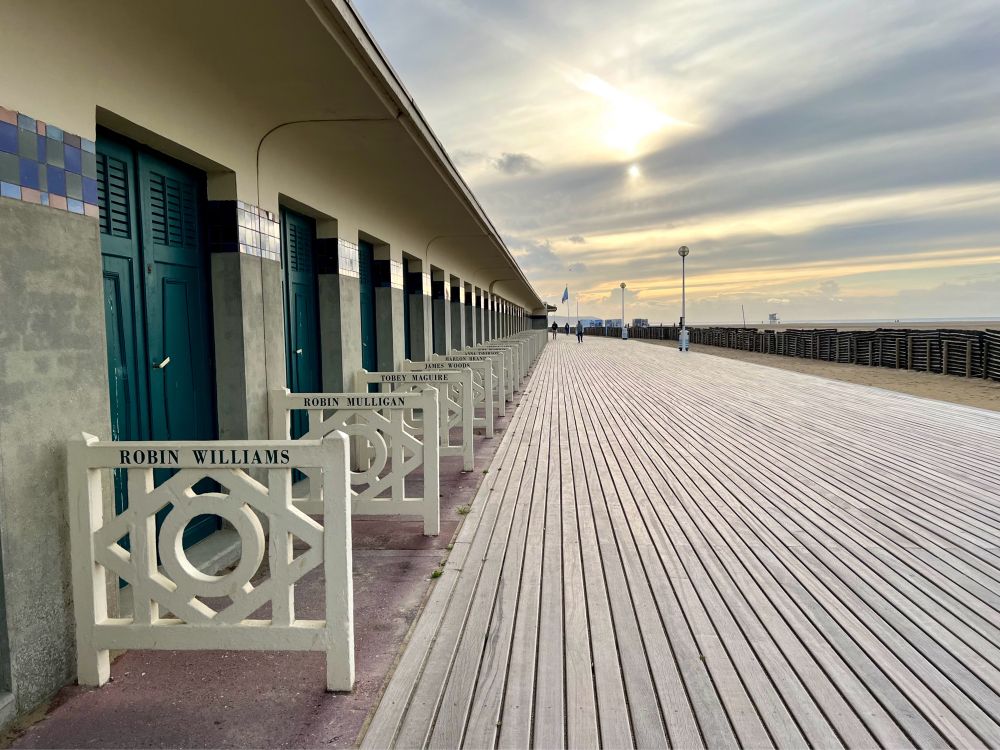 Planches de Deauville avec la promenade juste devant au coucher de soleil. On a de la chance il n’y a pas beaucoup de personnes