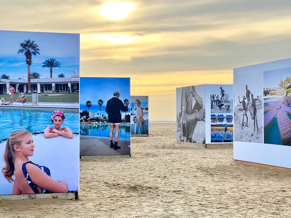 Le festival photographie de Deauville Planches Contact expose un peu partout dans la ville, dont de grandes affiches sur la plage