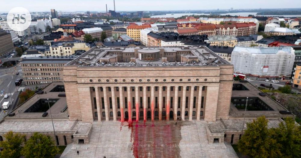 Mielenosoitukset | Eduskuntatalon suunnittelijan jälkeläinen puolustaa rakennusta värjänneitä aktivisteja: ”Hieno estetiikan taju”