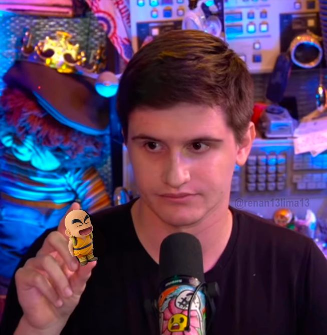 Lucas Pavanato segurando um bonequinho do Kuririn