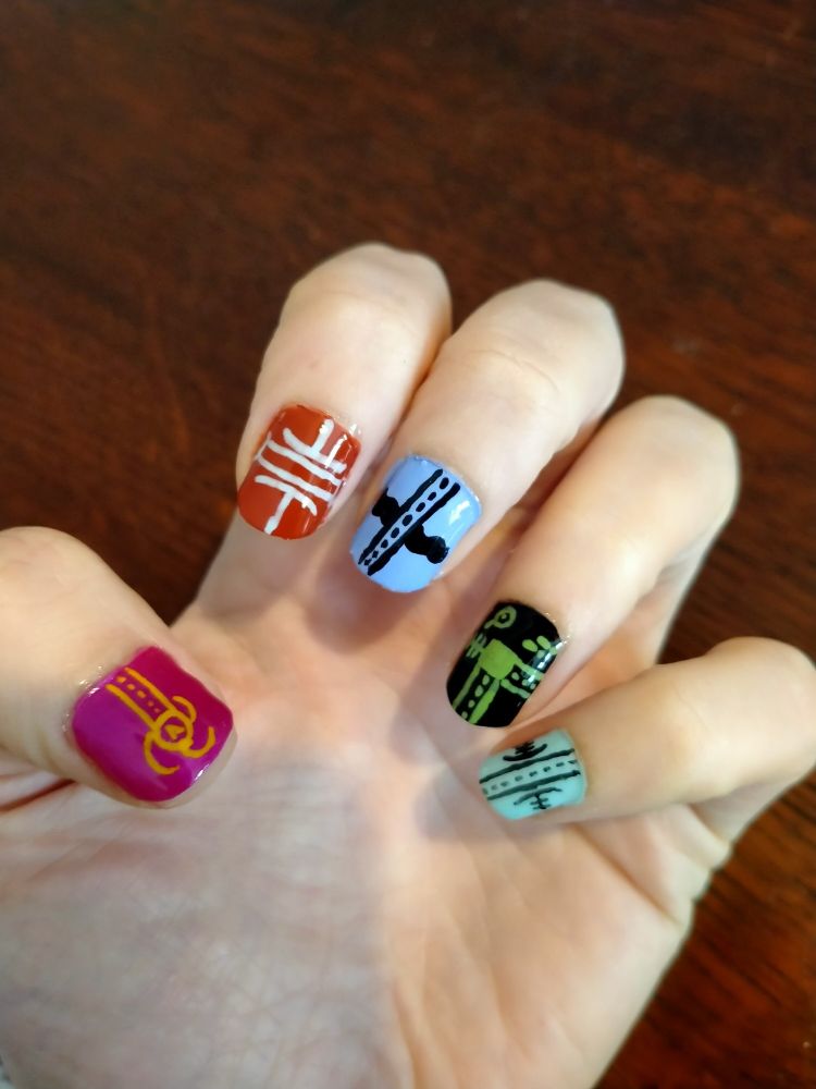 Main gauche vernis décoré avec différentes combinaisons de routes et chemins de fer inspiré par le jeu railroad ink.