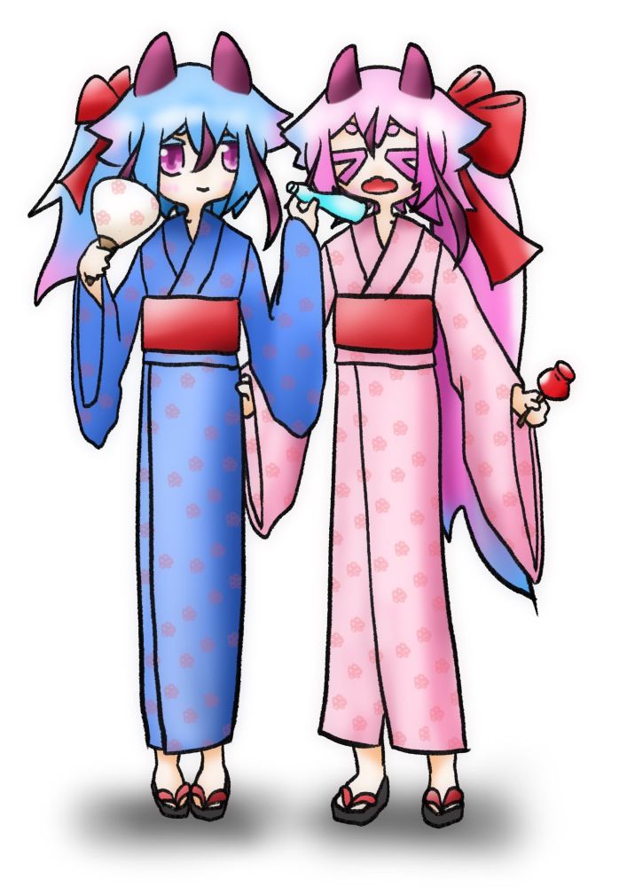 青い浴衣を着た鳴花ミコトさんと、桃色の浴衣を着た鳴花ヒメさんのイラスト。
サイドテールはミコトさんが短めのものを右に、ヒメさんが長いものを左に。
ミコトさんは右手に団扇、左手のラムネ瓶をヒメさんの右頬の当てている。
ヒメさんは左手にリンゴ飴、右手はミコトさんの浴衣を指先で掴んでいる。