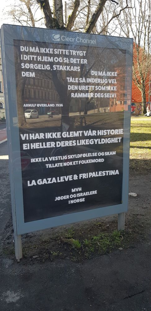 Plakat med teksten: "Vi har ikke glemt vår historie, ei heller deres likegyldighet. Ikke la vestlig skyldfølelse og skal tillate nok et folkemord. La Gaza leve og fri Palestina. Mvh jøder og Israelere i Norge."