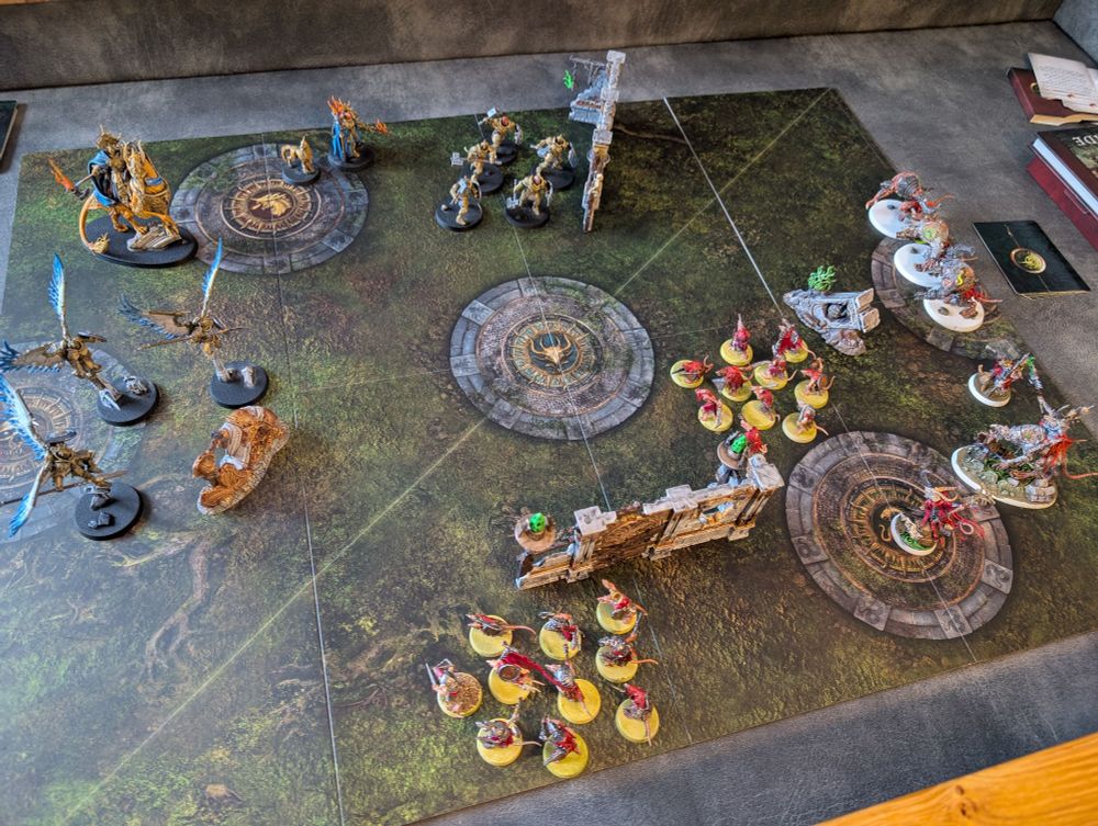 Vue globale du plateau du mode de jeu Spearhead de Warhammer Age of Sigmar.
Le fer de lance Stormcast Eternal fait face au fer de lance Skaven.