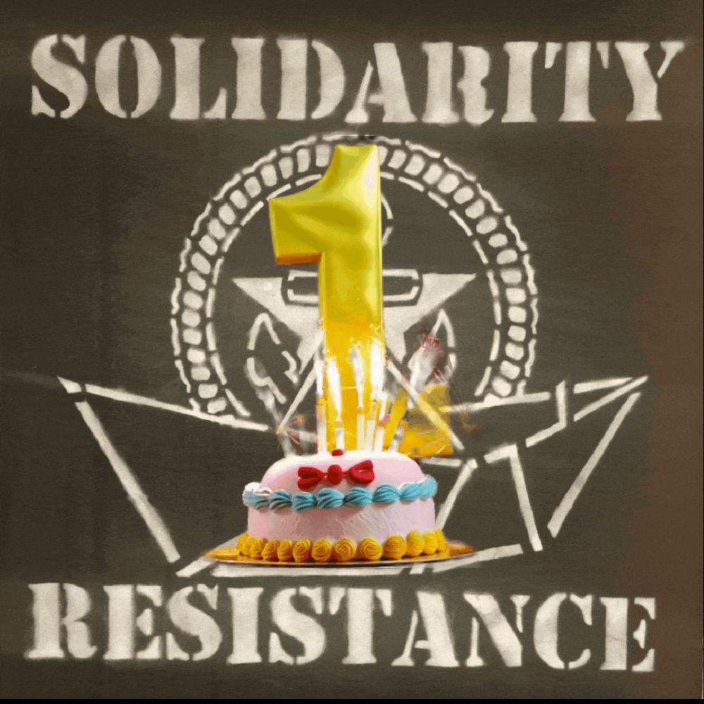 Auf schwarzem Hintergrund steht in weissen Buchstaben oben solidarity und unten resistance. In der mitte ist im Hintergrund ebenfalls in weiß ein Papierschiff mit einem anker dahinter. Davor ist in bunt eine Torte und eine 1. Es brennen wunderkerzen