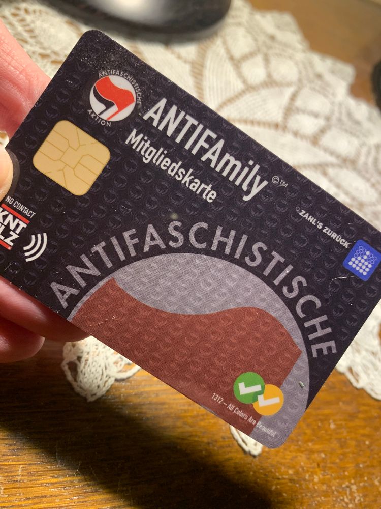 Plastikkarte im Kreditkarten Format mit der Aufschrift ANTIFAmily Mitgliedskarte