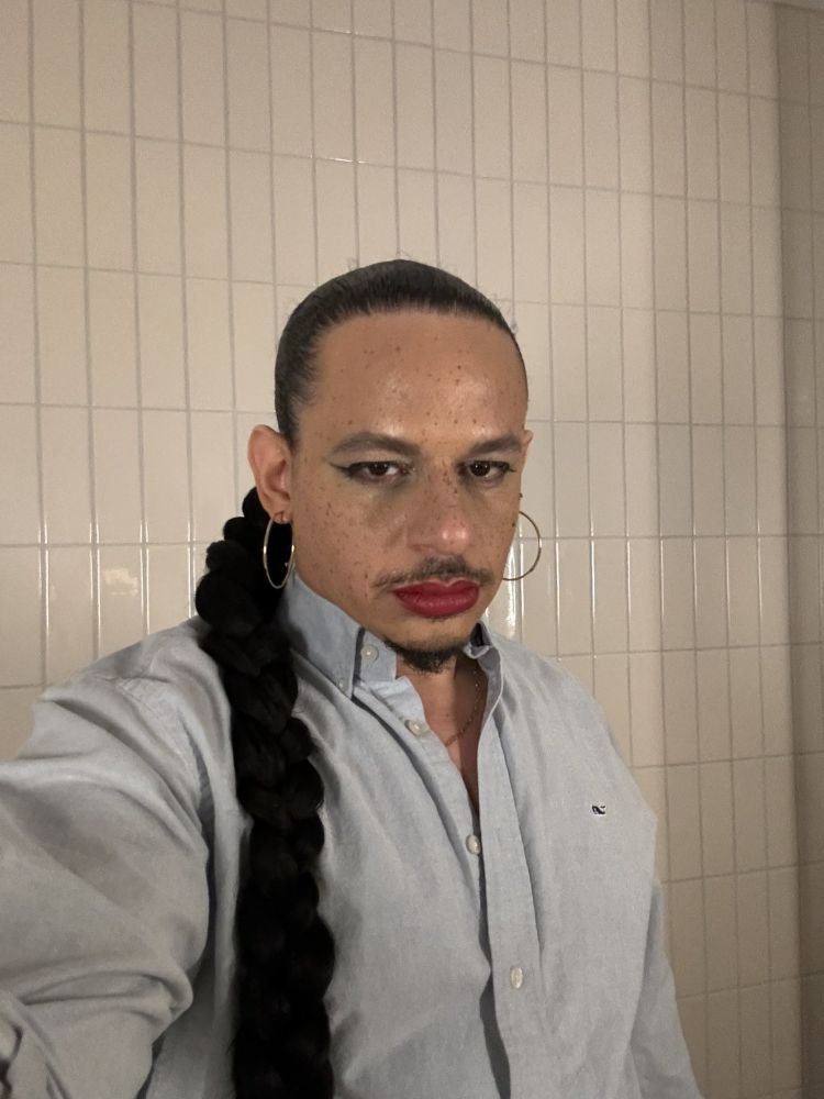 Eric Andre déguisé en la musicienne Sade