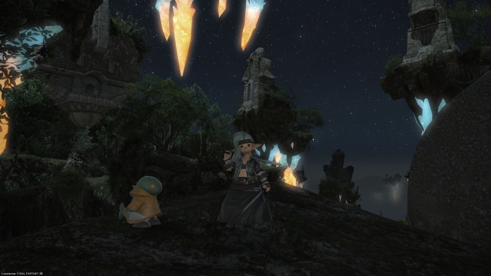 A screenshot from Final Fantasy XIV, showcasing Lakiki Laki in her current Viper Glam mostly consisting of the Weathered Snakebite Set, but with the chest piece replaced by a Bloodhempen Vest of Scouting. She is accompanied by her Wind-up Tonberry, and they stand in Outer La Noscea amidst the ruined Floating City of Nym.