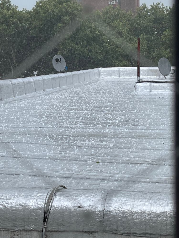 Un montón de granizo en un techo. 
