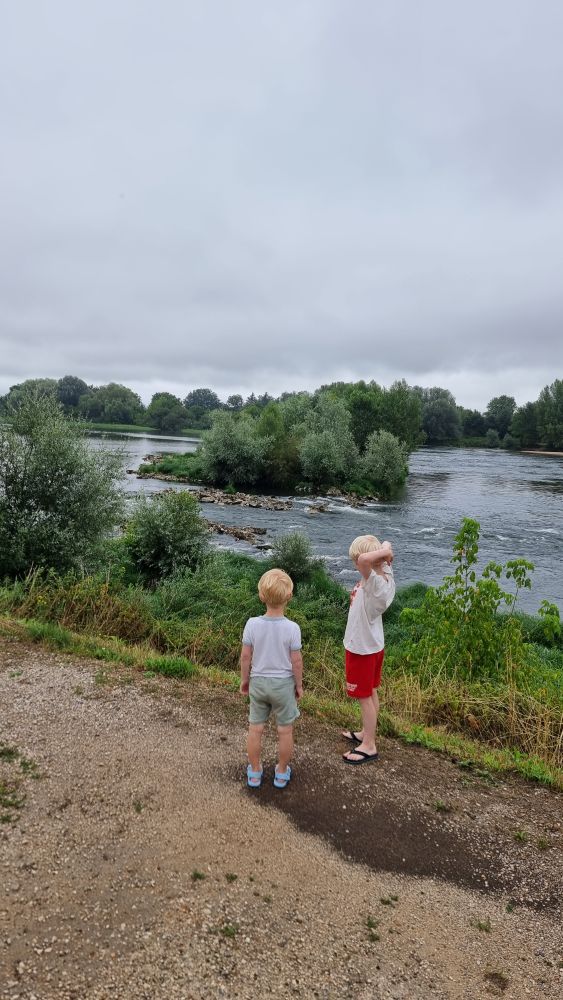 Kids watching the Loire river