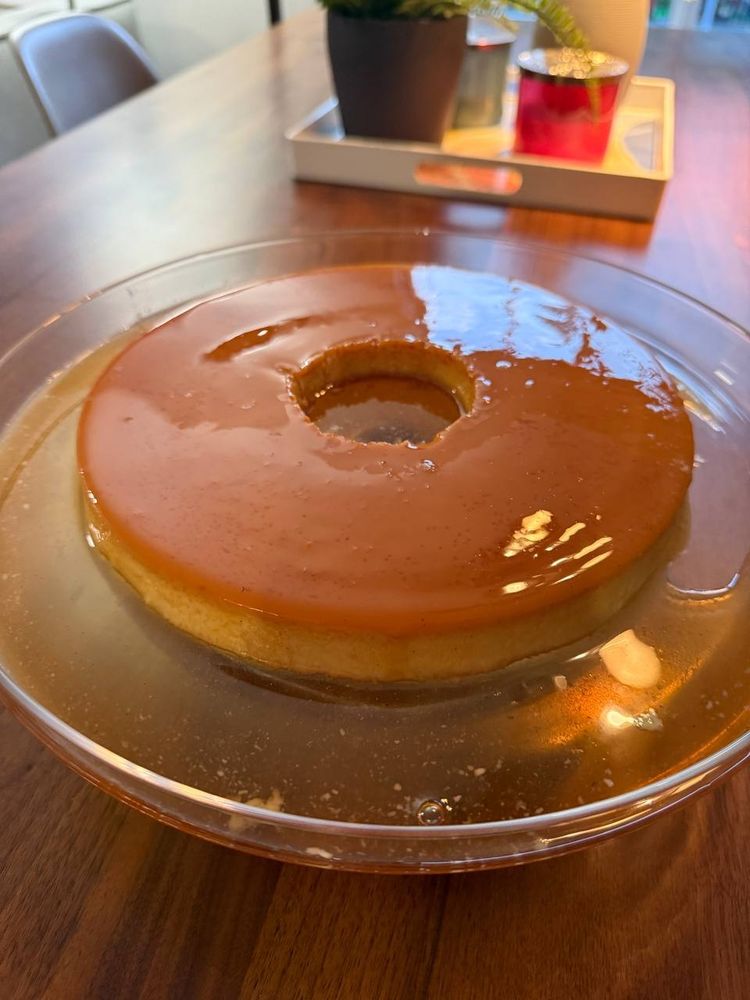 Foto de um pudim de leite muito foda