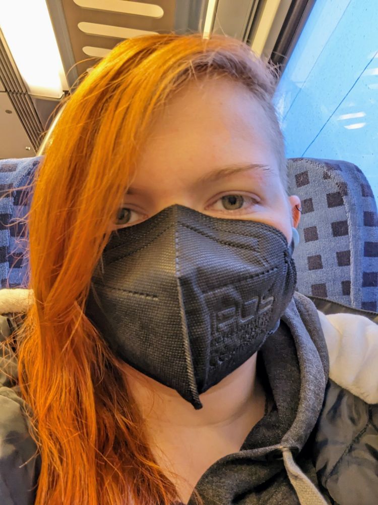 Meine müde Person mit FFP2-Maske im Regio auf dem Weg nach Leipzig