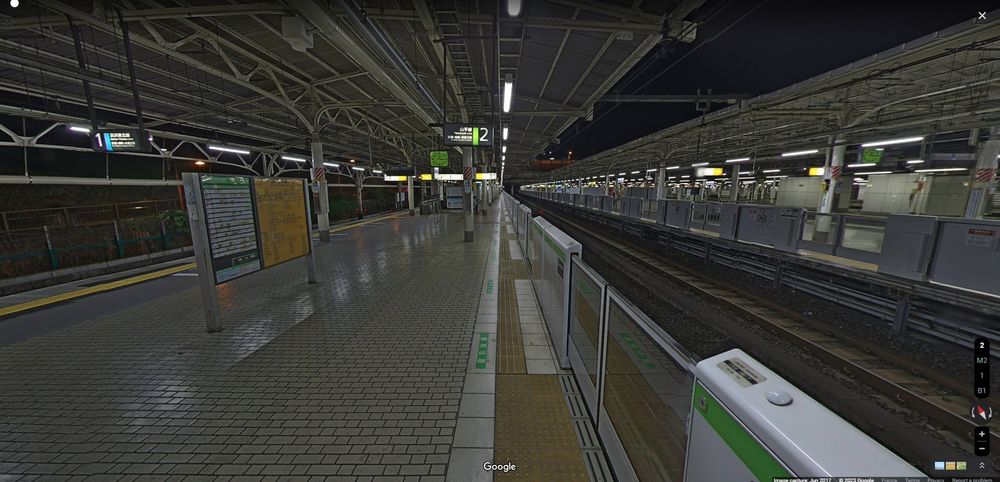Quai de la ligne de train Yamanote à Ueno, Tokyo au Japon