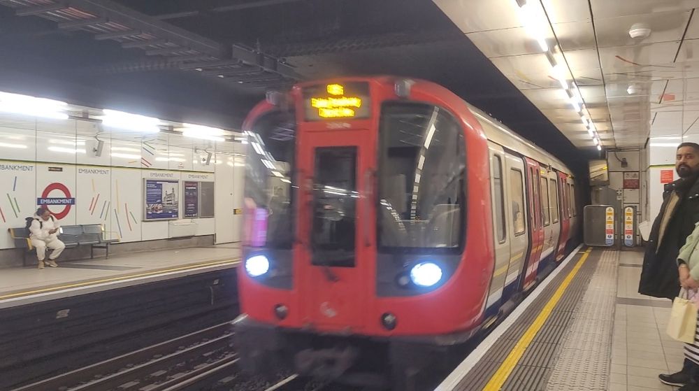 S7 tube stock entering embankment Station 