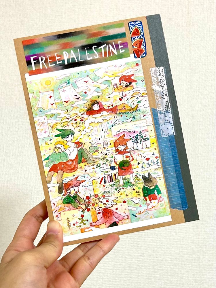 2026年の手帳の裏表紙。
ポストカードとステッカーを貼っている。
ステッカーには大きく「FREE PALESTINE」と書いてある。