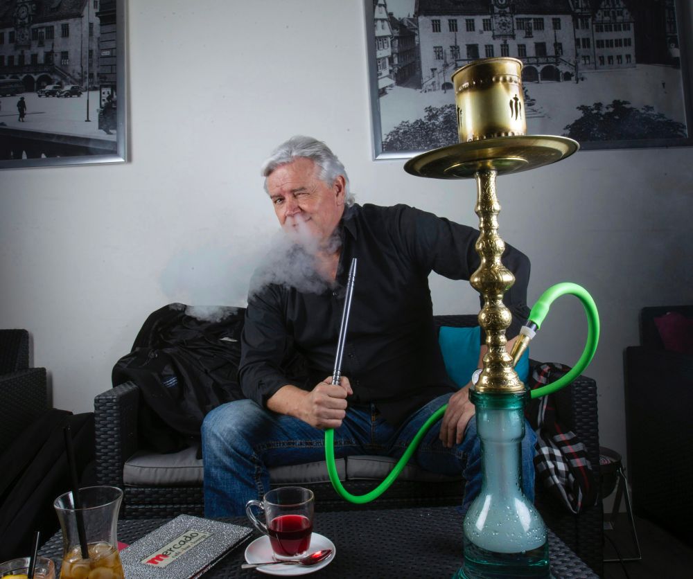 Uwe Rapolder raucht Shisha und gibt dem Kölner Express lustige Interview