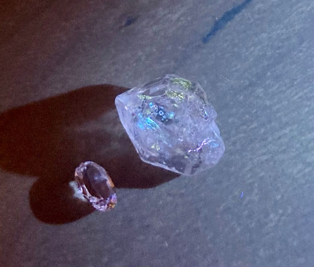 なんか2色違う蛍光があるように見えますがオイルインクオーツというやつでは…？隣の小さいのは普通のクオーツ(だと思う)です。ミネラルショー、ミネラルマルシェは現物が手に取って見れるのでとっても良かったです…お近くで開催される時はぜひ一度行ってみてくださいね、入場無料だったと思います👛ジュエリーとかもあるので一日中見ていられますよ…ごはん屋さんも会場近くに結構あります最高