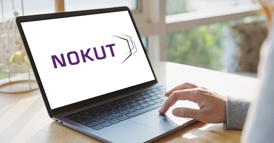 PC-skjerm med logoen til NOKUT. Hånd som berører styreflaten.