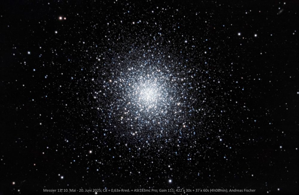 Foto des Kugelsternhaufens Messier 13 (M13) im Sternbild Herkules, aufgenommen mit einem Teleskop Celestron C8 bei rund 1400 mm Brennweite und einer Gesamtbelichtungszeit von 4 h 8 min (Summenbild aus 459 Einzelbelichtungen mit einer Astrokamera ASI183mc Pro)