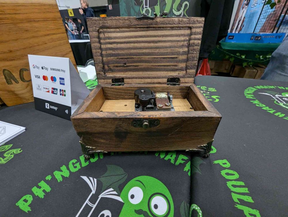Boîte à musique en bois pouvant être commandée à distance, référence à la campagne fil rouge Cthulhu de G&T