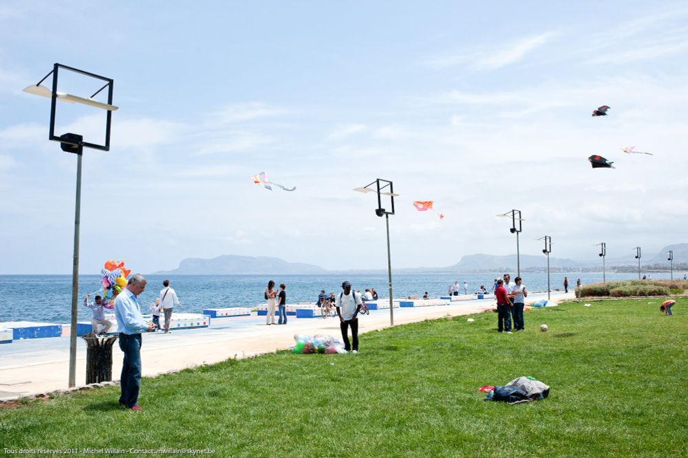 © Photo Michel Willain 2011 - Tous droits réservés - Demande préalable
Contact: mwillain@gmail.com


Palermo 2011
A little light in the air

Waterfront landscaping. In this space of relaxation and meeting colorful, on a clear and bright day, kites hover in front of the waves from the bay.

Palerme 2011
Un peu de légèreté dans l'air

Aménagemetnt paysager en front de mer. Dans cet espace de détente et de rencontres colorées, par temps clair et lumineux, des cerfs volants planent en face des vagues venant de la baie.



