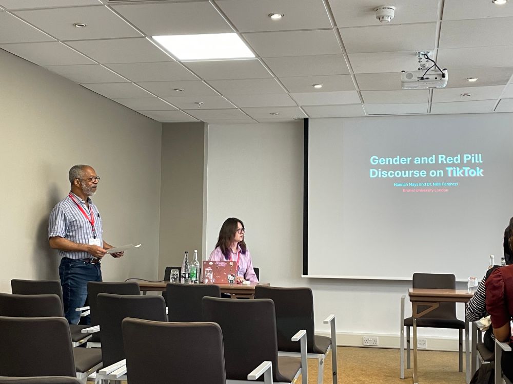 Photo of Stan introducing Hannah’s talk at the start of the session 