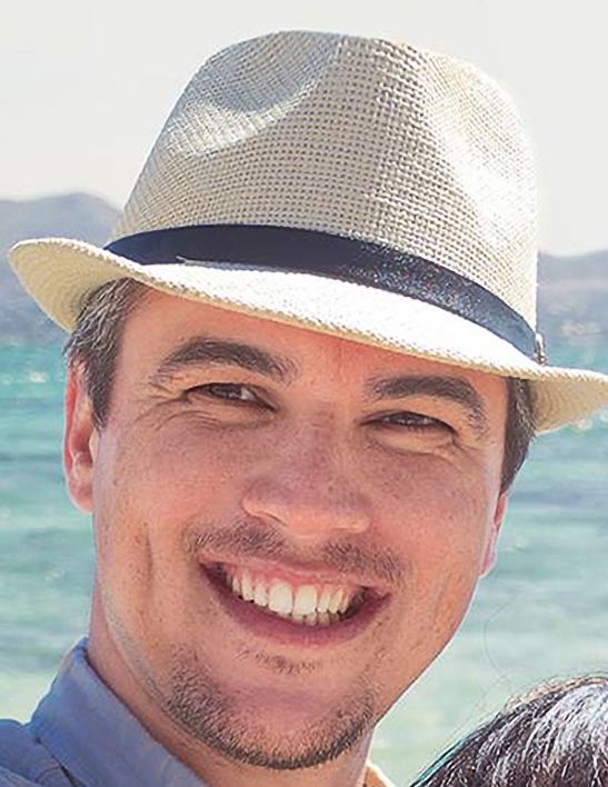 A guy that barely looks like Josh Hartnett smiles for the camera, with a white hat on his fucking head