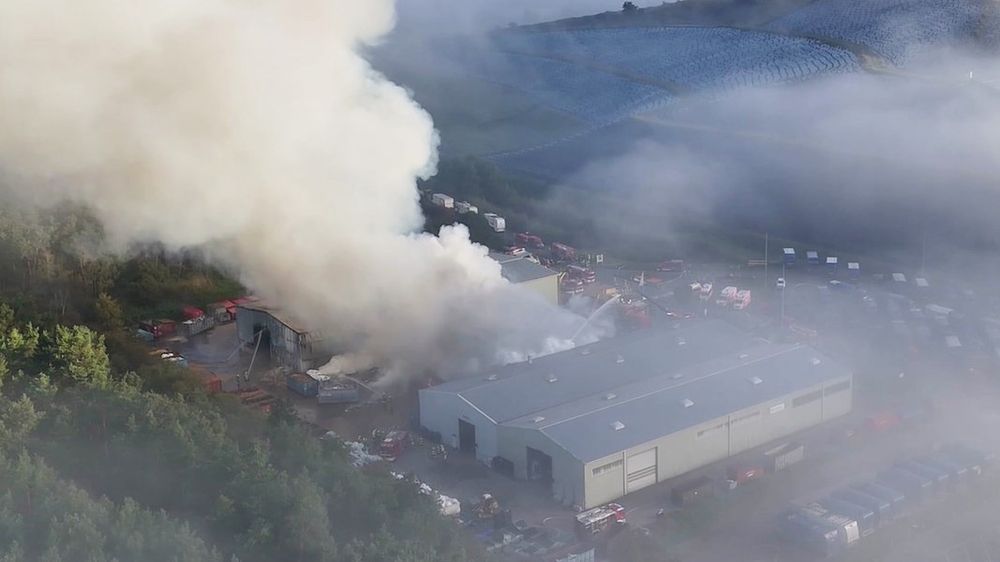 Feuer auf Recyclinghof: Polizei warnt vor extremer Rauchentwicklung