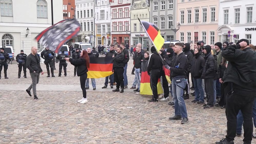 Über soziale Medien kommen Jugendliche leicht in den Kontakt mit rechten Gruppen. Es fehlt vor allem auf dem Land an vielfältigen Angeboten.[mehr]