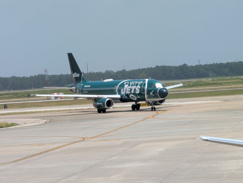 Jet Blue jet painted in the NY Jets logo colors