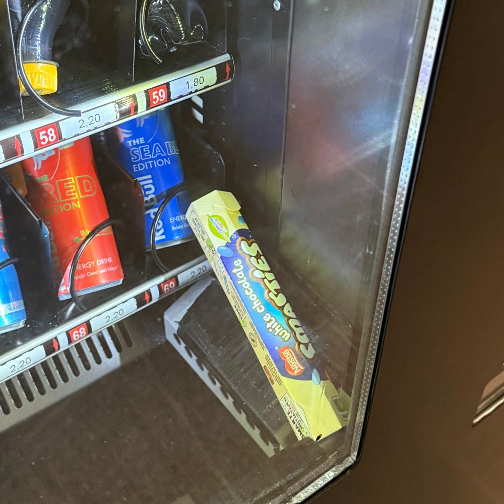 In einem Snackautomaten hängen Smarties fest. Danach kann man die nicht mal mehr ein zweites Mal wählen.