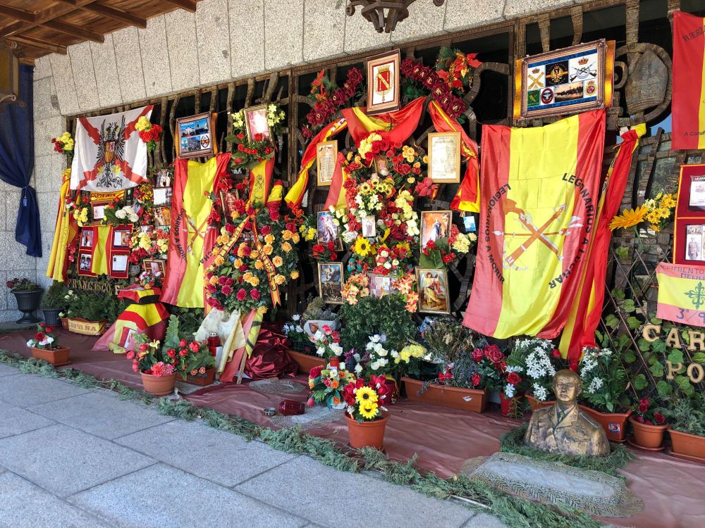 Mausolée de Franco au Pardo. Malgré la loi qui interdit les célébrations du dictateur, la sépulture est régulièrement fleurie et recouverte de drapeaux et d'objets symbolisant le régime déchu.