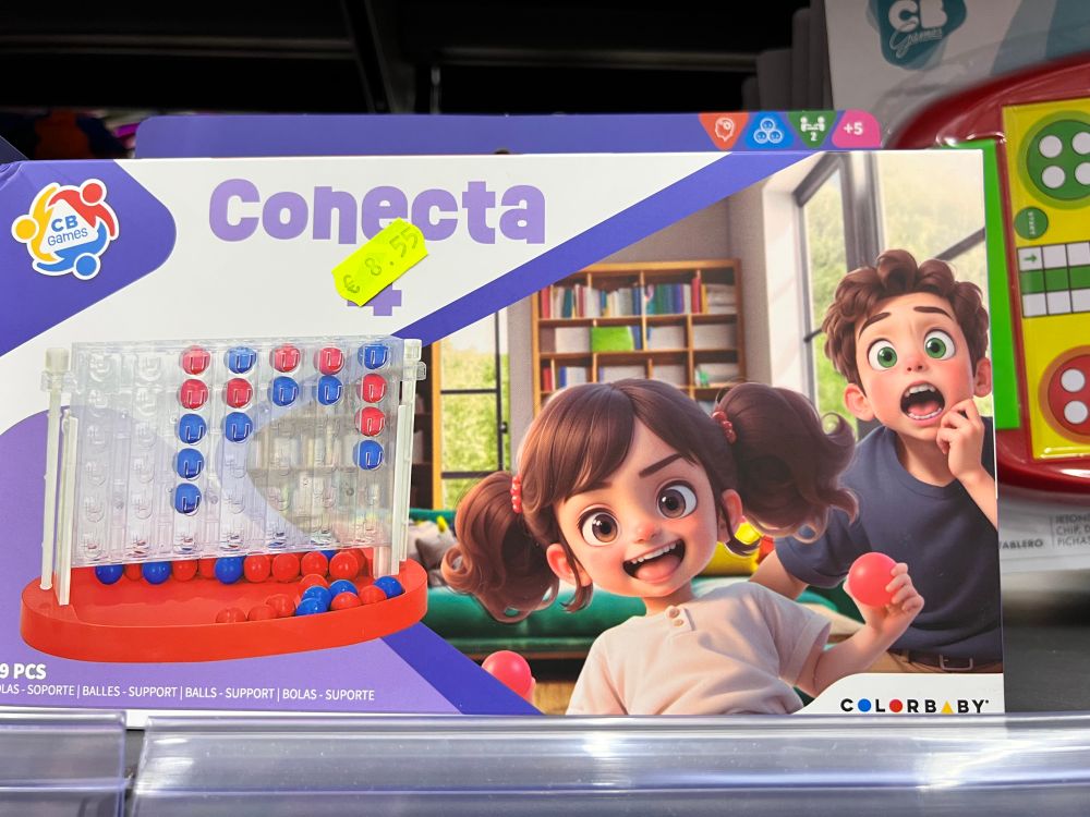 La caja de un juego de mesa llamado “Conecta 4”

Notablemente, las imágenes usadas en la portada están generadas por IA. El chico parece tener solo 4 dedos en su mano.