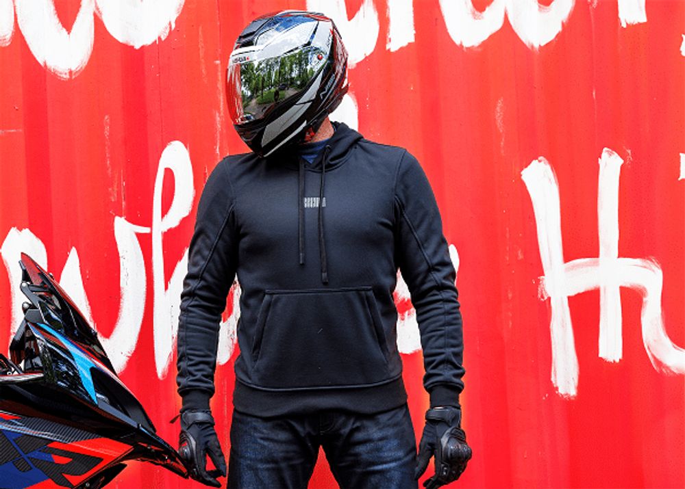 Novità da Rekurv: una felpa per motociclisti. Protezione al top, ma look casual