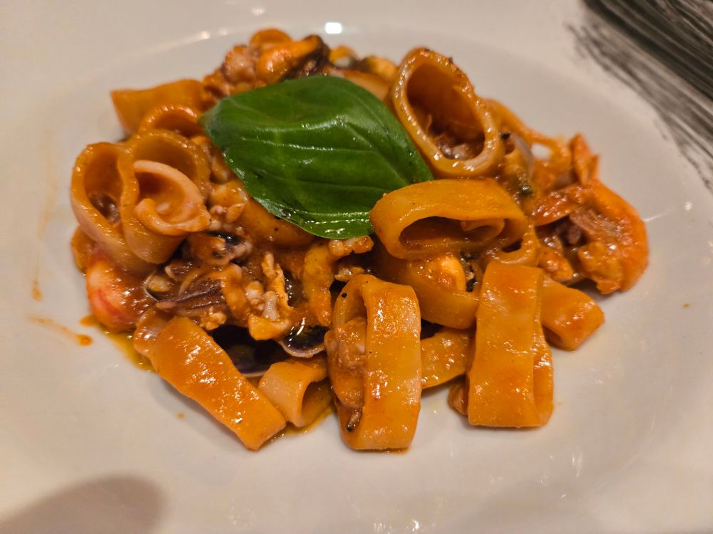 Calamarata con frutti di mare
