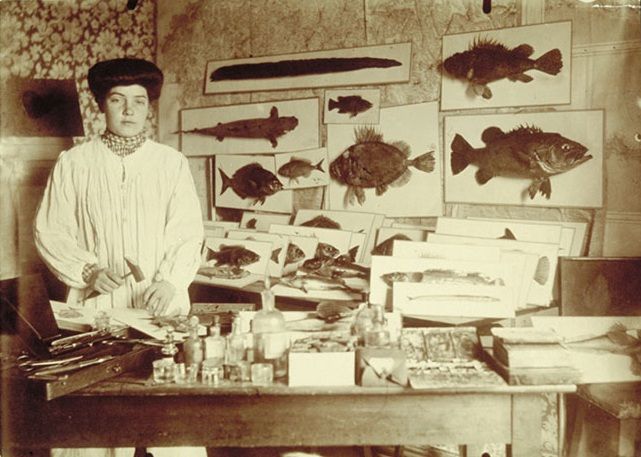 Josefa Sanz Echeverría en el Laboratorio de la Estación de Biología Marina de Santander en 1906. Imagen: Archivo MNCN, sig. ACN003/002/07677.