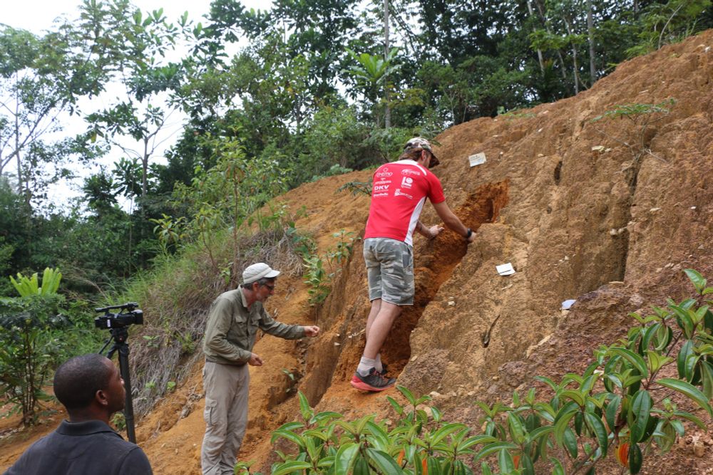 El equipo del investigador Antonio Rosas durante una de las expediciones antropológicas en Guinea Ecuatorial.