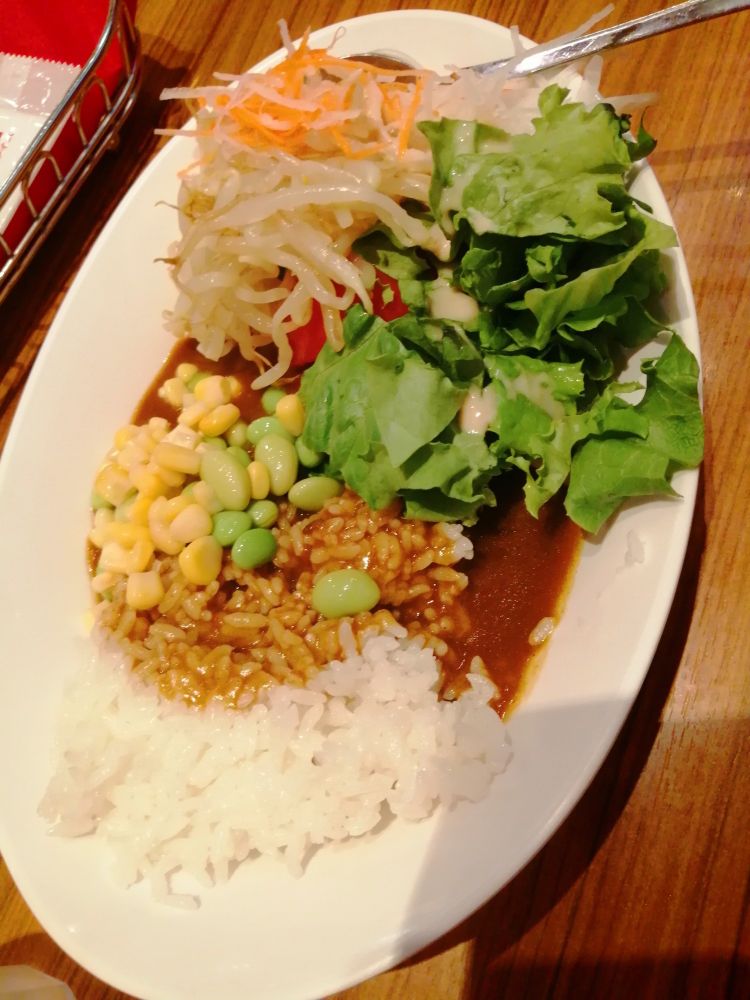 朝から何も食べずにスイパラだったので、腹ごしらえに筍カレー。