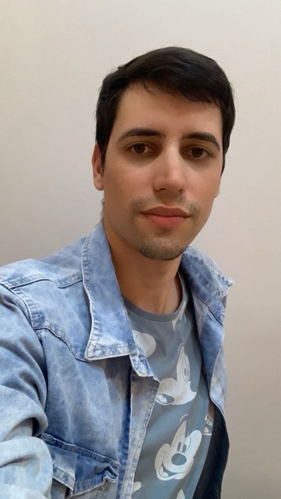 Selfie com uma camisa jeans e uma blusa do mickey mouse azul