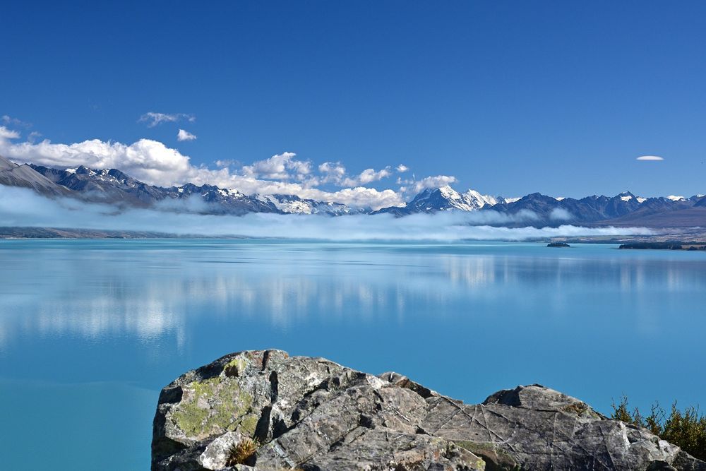  Lake Pukaki, New Zealand, is famous for its vibrant, milky turquoise-blue water. This striking hue isn't due to artificial coloring, but rather a natural phenomenon caused by "glacial flour." This is extremely fine rock dust, pulverized by the movement of glaciers, that remains suspended in the water and scatters sunlight, particularly blue wavelengths, giving the lake its distinctive glow.