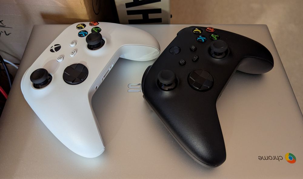 白と黒、2つののXboxコントローラー