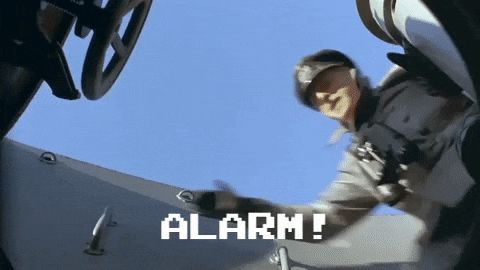 Szene aus Das Bbot
Martin Semmelrogge als II WO beugt sich in den Turm und schreit „Alarm!“.
Anschließend Szenenwechsel in das Innere das U-Boots.