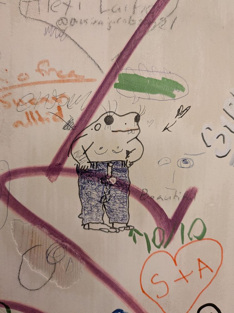 Grenouille dans le style de Linnea Sterte metta'r un jean. Quelqu'un d'autre lui a dessiné des seins.