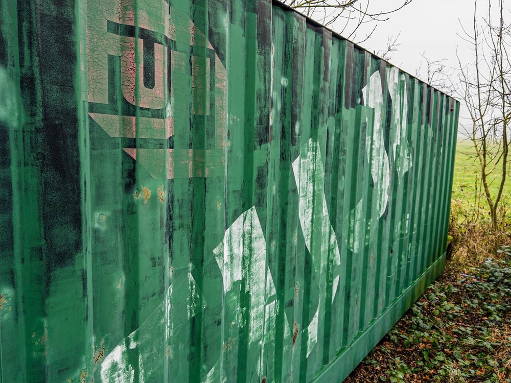 Alter See-Container mit der Aufschrift „Fuji“