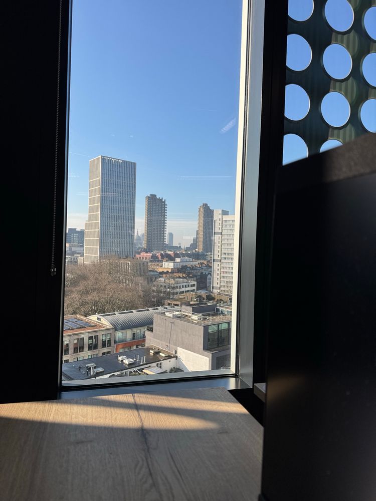 Blick aus dem Bürofenster Adobe, Shoreditch London, im Hintergrund Saint Paul Cathedral und die Barbican Hochhäuser