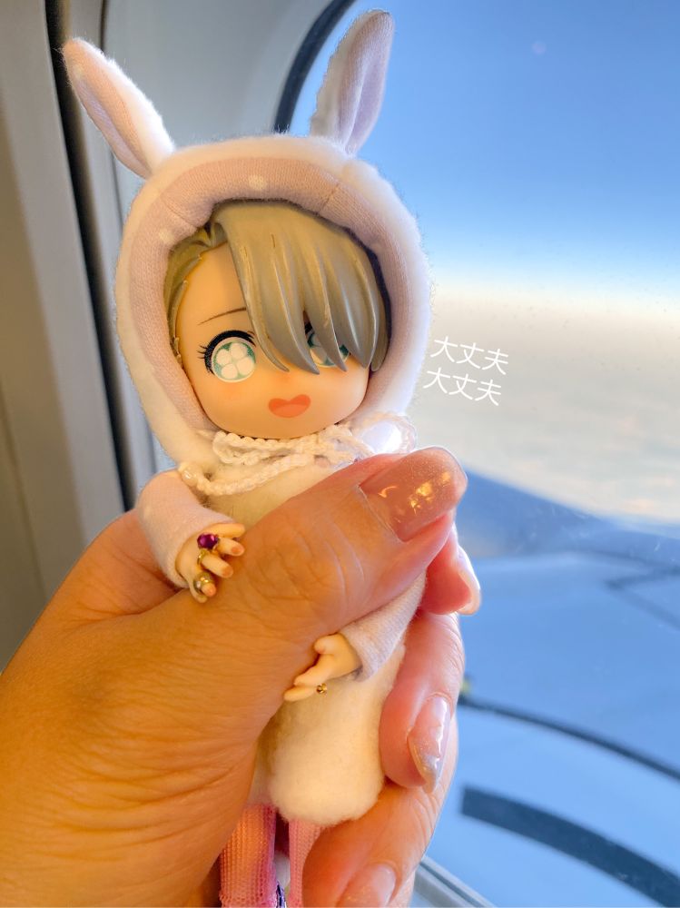 お人形を握ったしゃしん