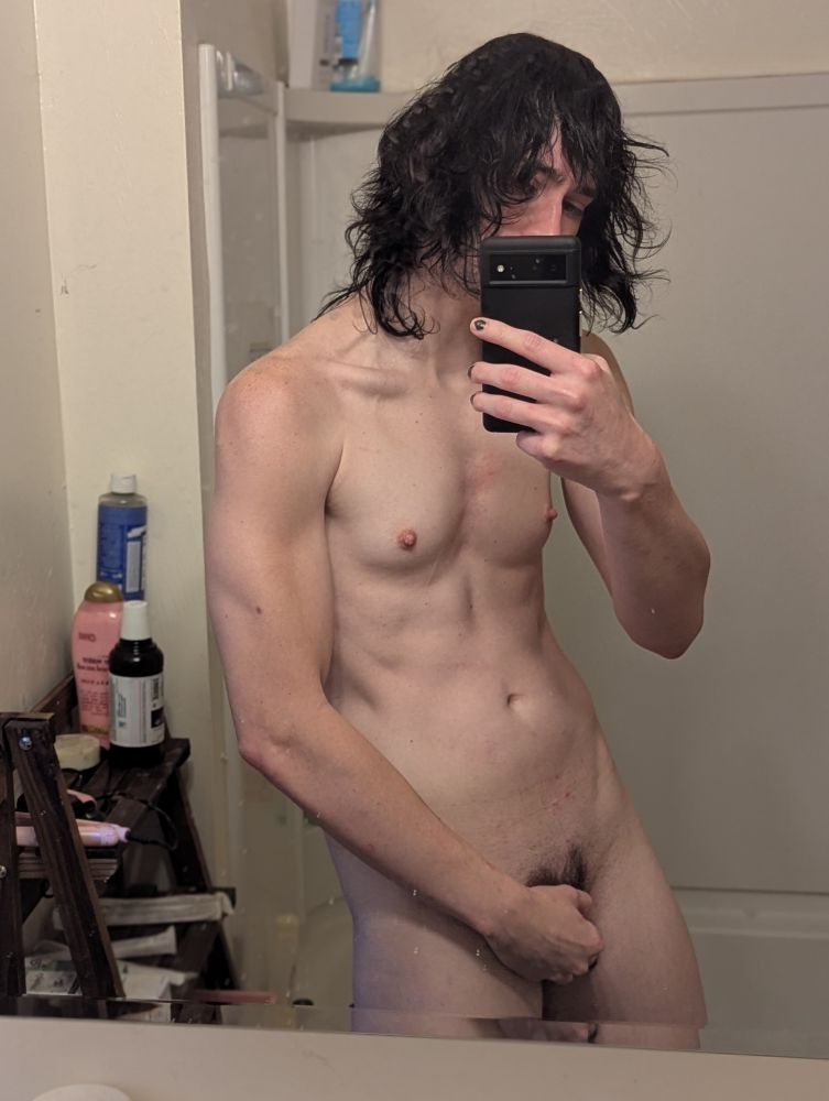 Naked mirror selfie of Hex after a morning run