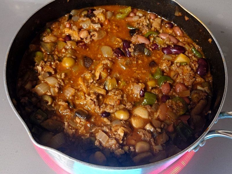 タマネギ　ナス　ピーマン　マッシュルーム　エノキダケ　ニンニク　香味野菜ミックス（タマネギ　ニンジン　セロリ）　ミックスビーンズ（赤白インゲン　ウズラ豆　ヒヨコ豆　青エンドウ豆）　トマトペースト　タコソース（メキシコ料理ソース）　牛豚挽き肉　豚モツ
これら全てを大鍋にぶち込んで、煮て、食らう。