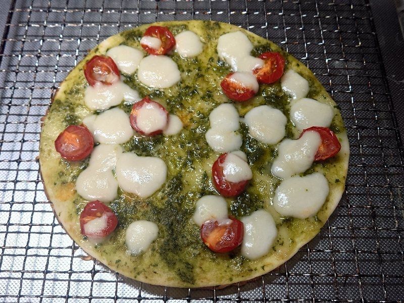 トルティーヤ生地（市販）　バジルソース（自家製）　ミニトマト焼いて水分を飛ばしたもの　モッツァレラチーズ
生地にソースと具を乗せて、オーブンでチーズが溶ける程度に焼く

ところで、ガオガイガーネタは非オタクには通じにくいぞ